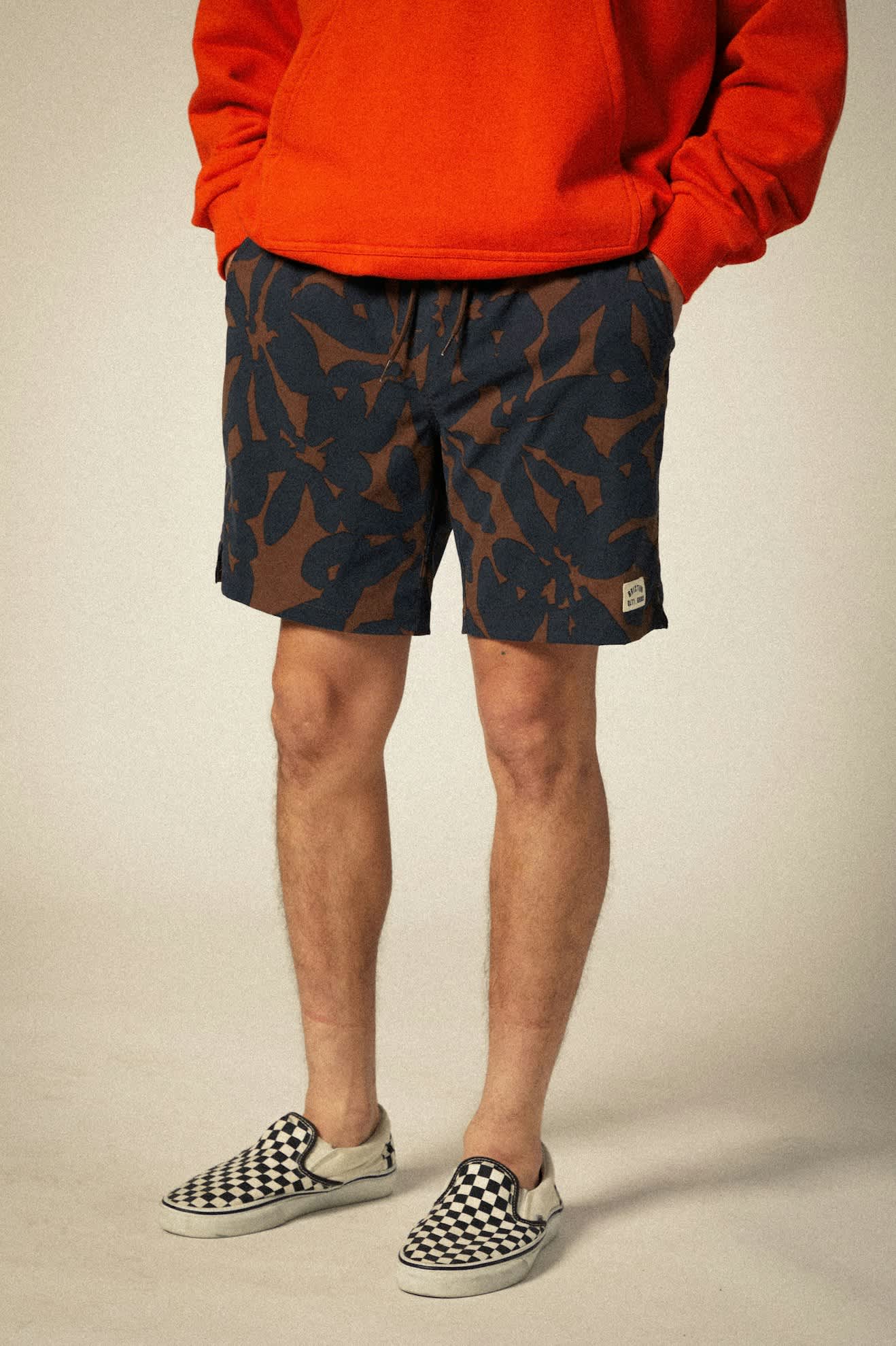 Men's Everyday Stretch Hybrid Short 5.5" in the color Pinecone Brown Floral - Additional Fit View