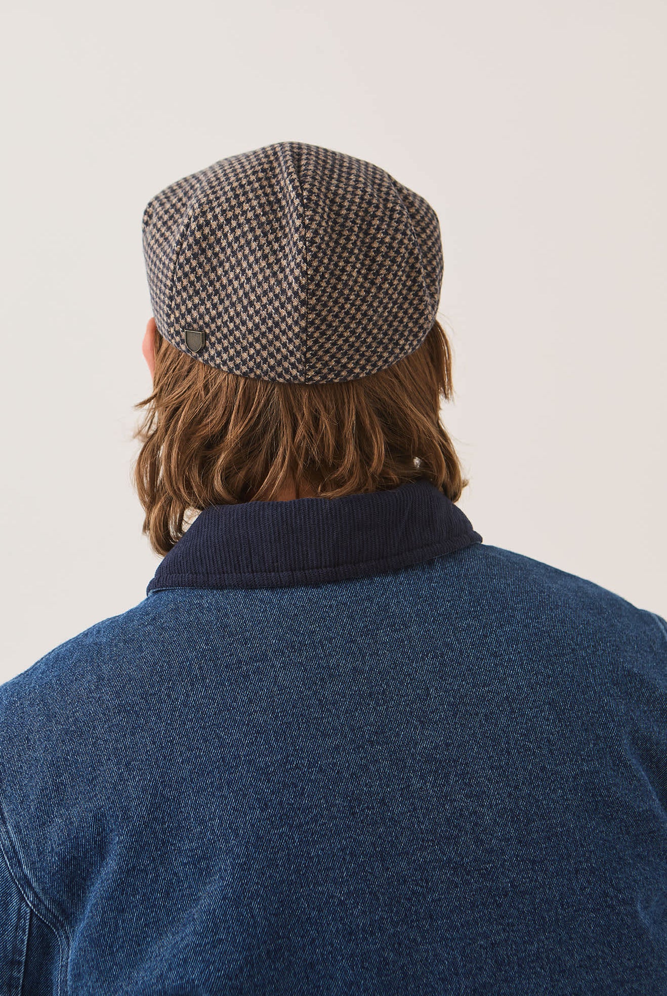 Unisex Hooligan Flat Cap in the color Navy/Sand Houndstooth - Men's Back View