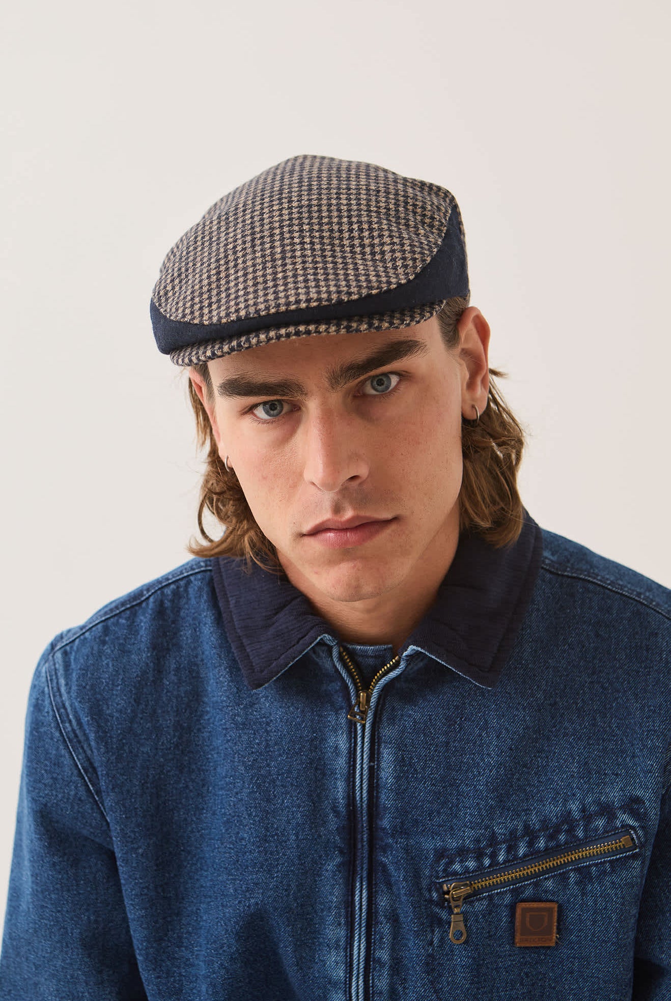 Unisex Hooligan Flat Cap in the color Navy/Sand Houndstooth - Men's Front View